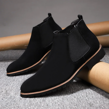 Robust Chelsea boots for men with treaded sole and elasticated insert