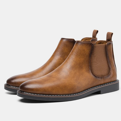 Classic Chelsea boots for men in leather with elasticated insert