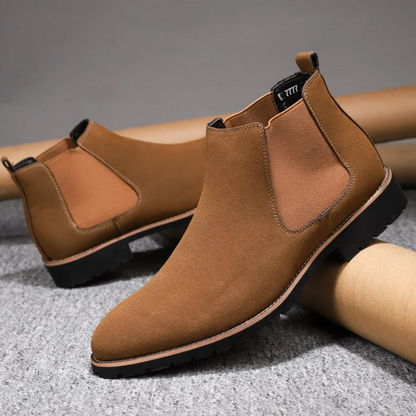 Robust Chelsea boots for men with treaded sole and elasticated insert