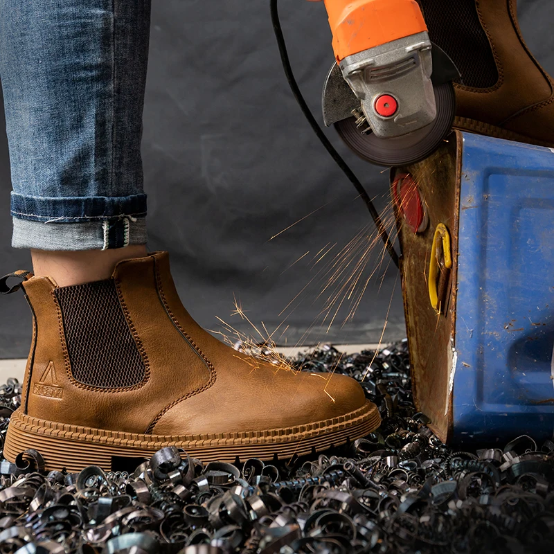 men's boots with elasticated inserts and robust rubber sole