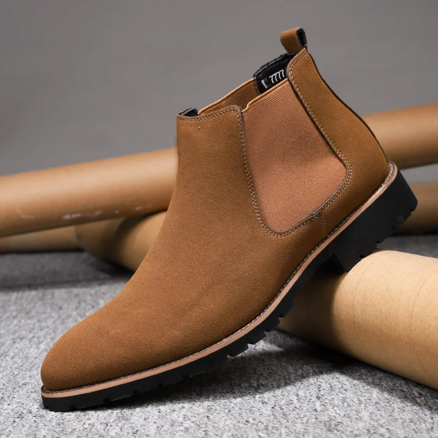 Robust Chelsea boots for men with treaded sole and elasticated insert