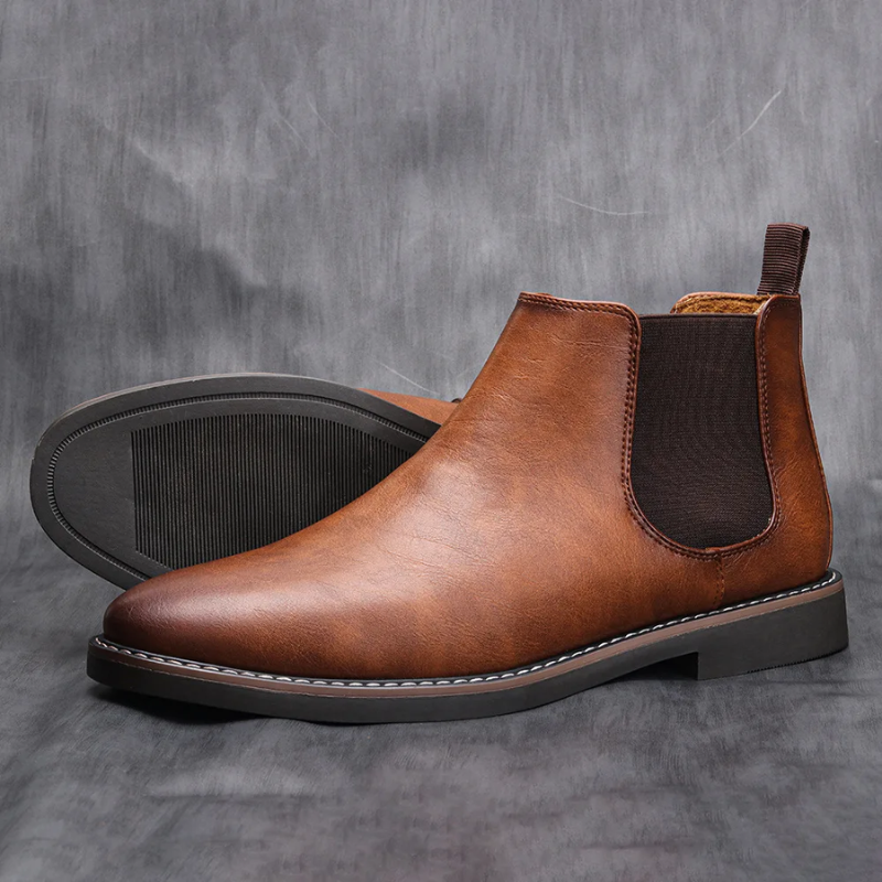 Classic Chelsea boots for men in leather with elasticated insert