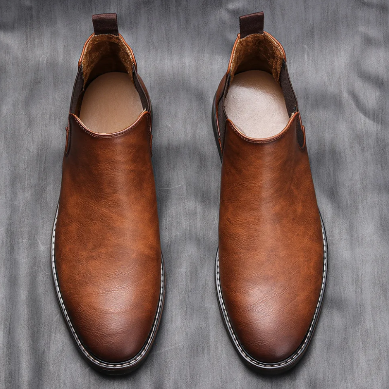 Classic Chelsea boots for men in leather with elasticated insert