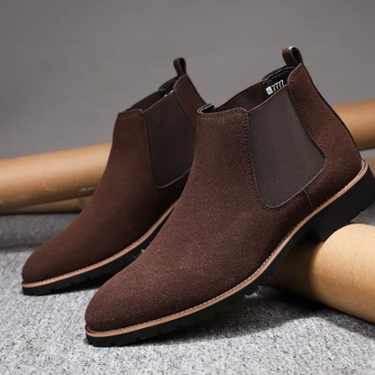 Robust Chelsea boots for men with treaded sole and elasticated insert