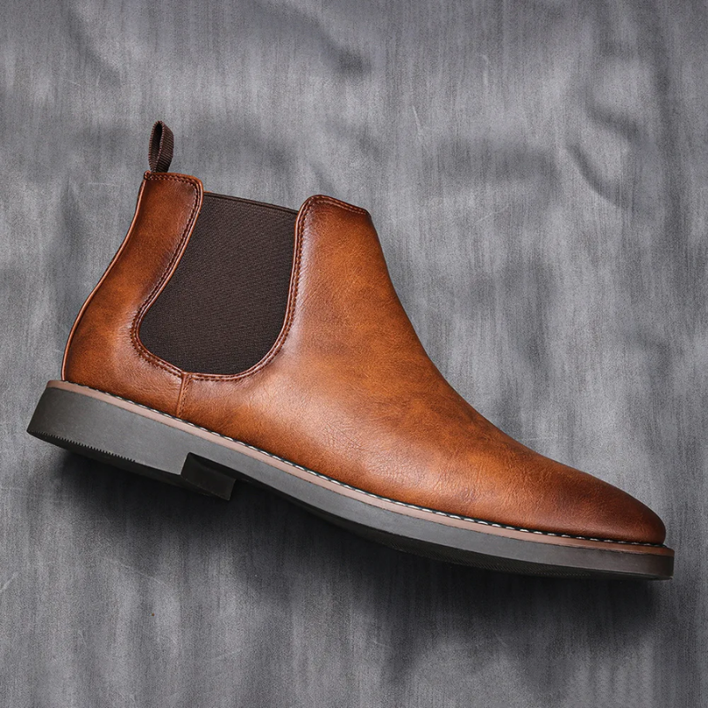 Classic Chelsea boots for men in leather with elasticated insert