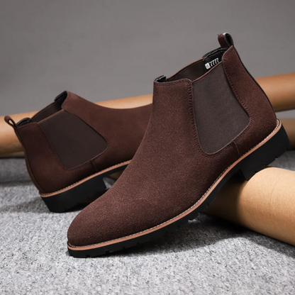 Robust Chelsea boots for men with treaded sole and elasticated insert