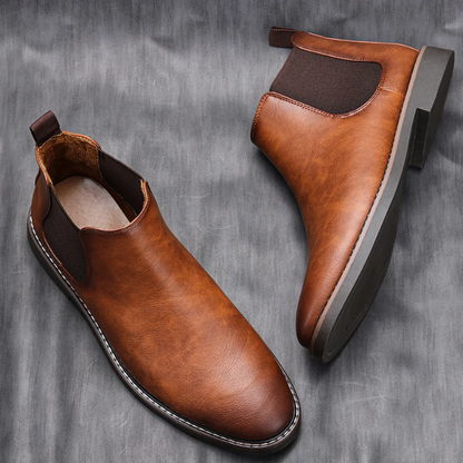 Classic Chelsea boots for men in leather with elasticated insert