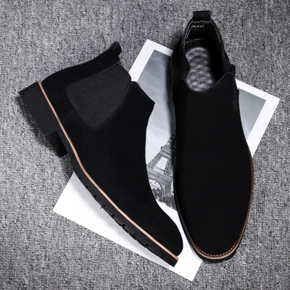 Robust Chelsea boots for men with treaded sole and elasticated insert