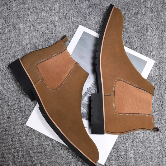 Robust Chelsea boots for men with treaded sole and elasticated insert