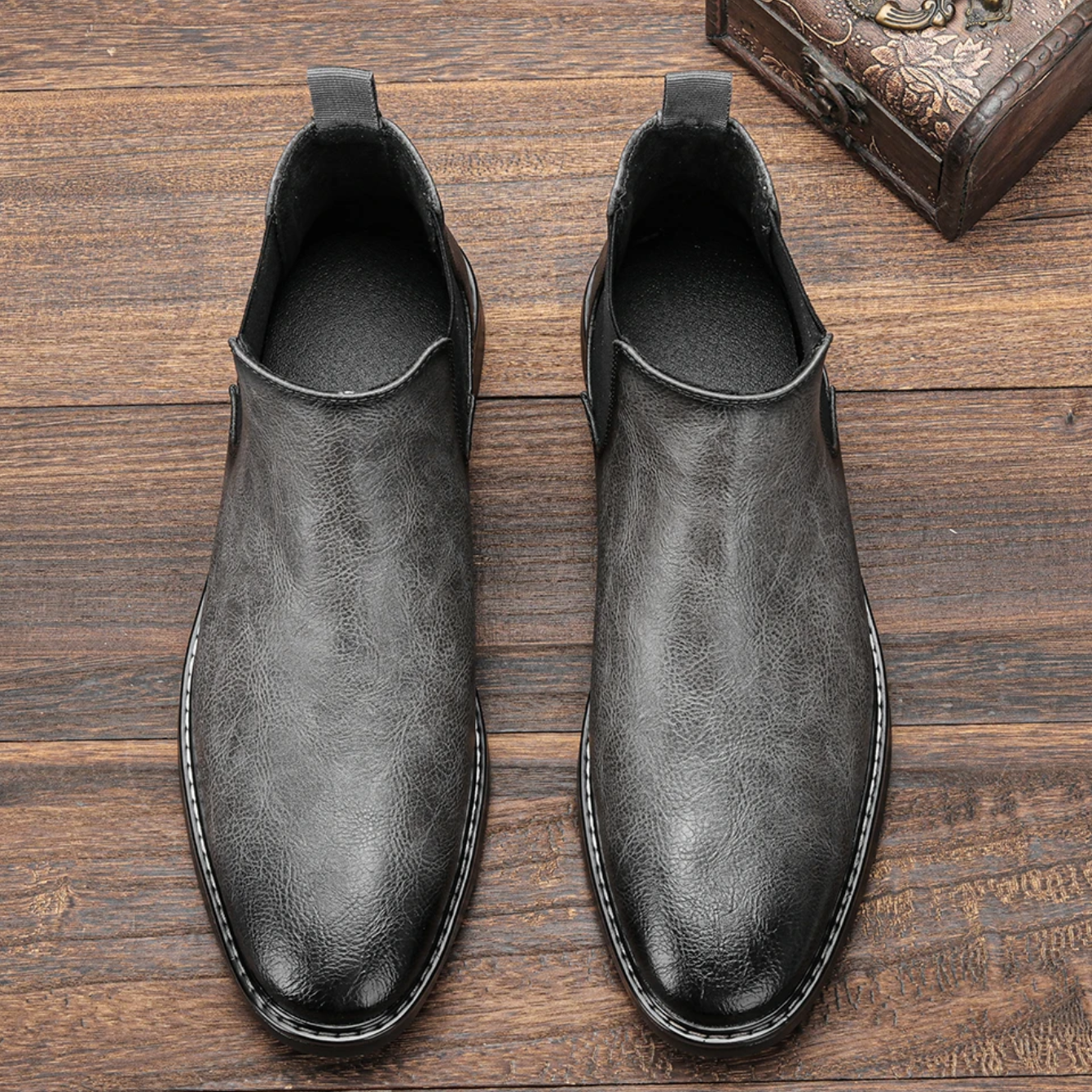 Elegant Chelsea boots for men with comfortable insole