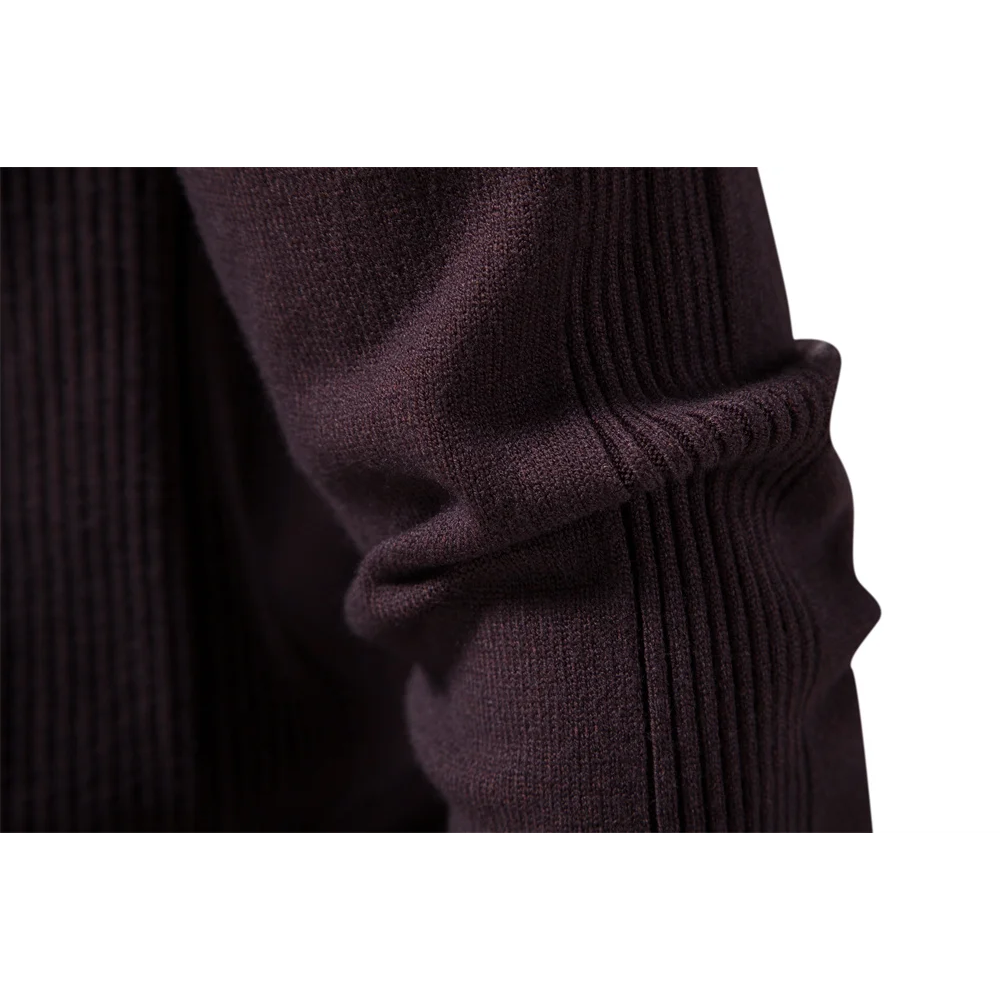 Minimalist round neck men's sweater for timeless style