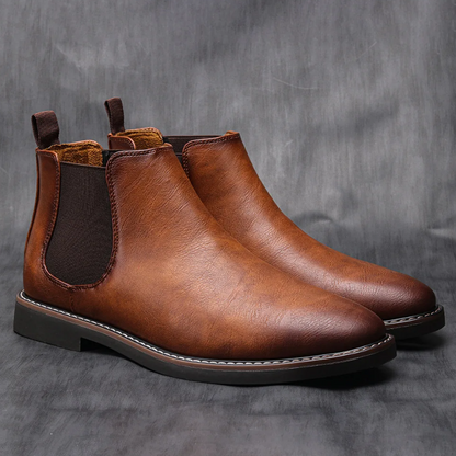 Classic Chelsea boots for men in leather with elasticated insert