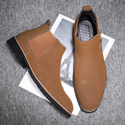 Robust Chelsea boots for men with treaded sole and elasticated insert