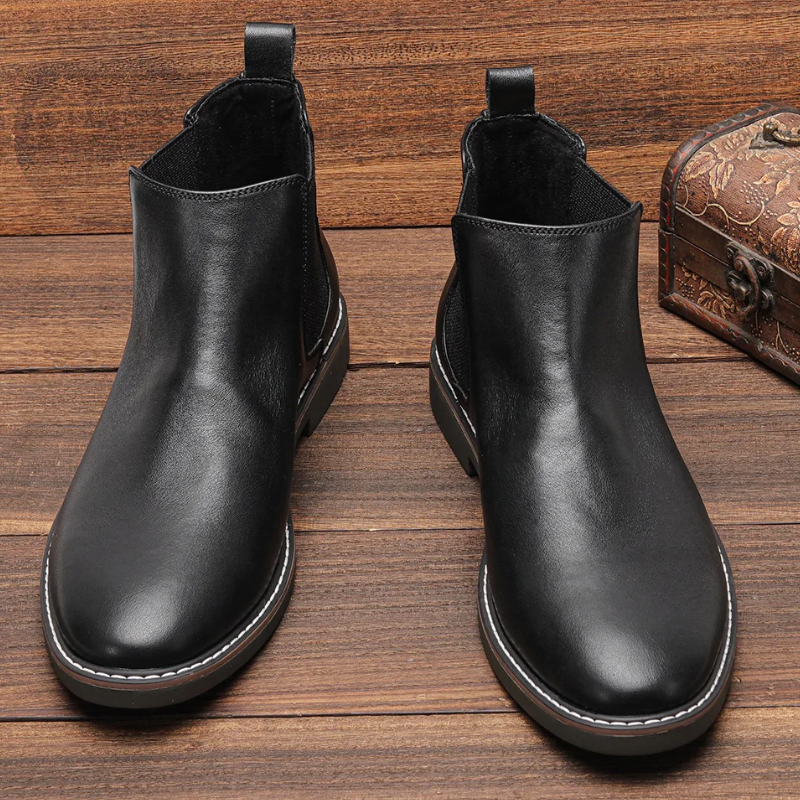 Classic Chelsea boots for men in leather with elasticated insert