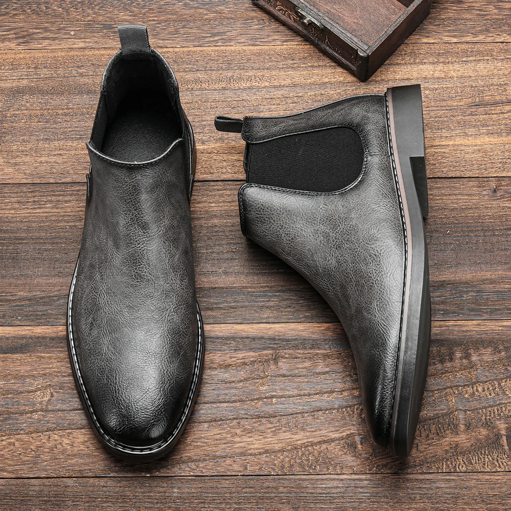 Men's Chelsea boots with shiny finish and elasticated insert