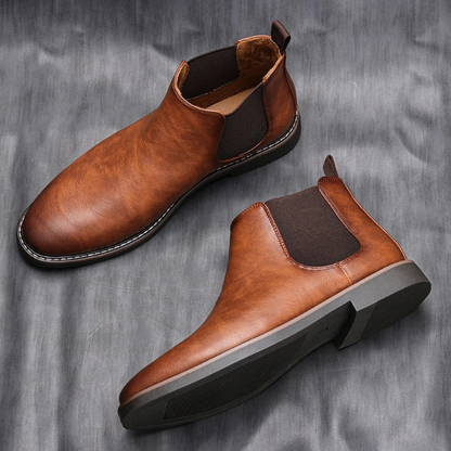 Classic Chelsea boots for men in leather with elasticated insert