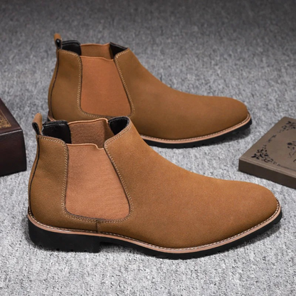 Robust Chelsea boots for men with treaded sole and elasticated insert