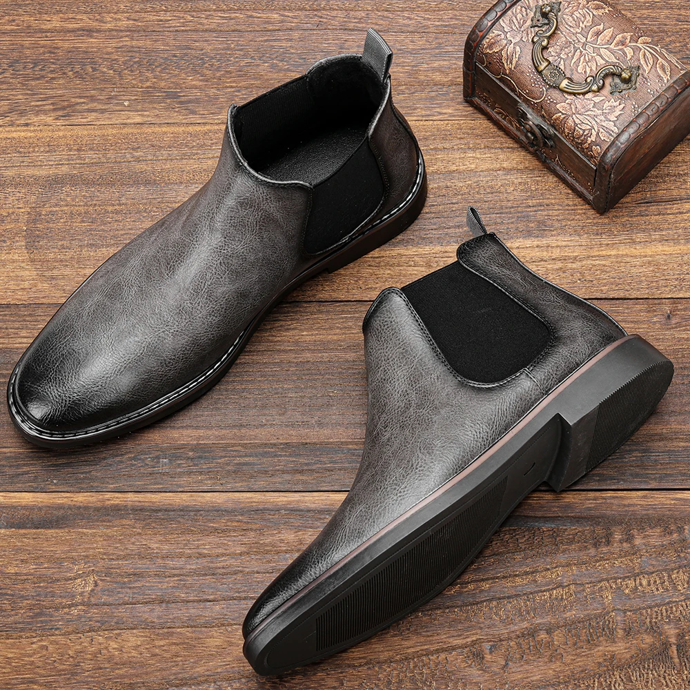 Men's Chelsea boots with shiny finish and elasticated insert