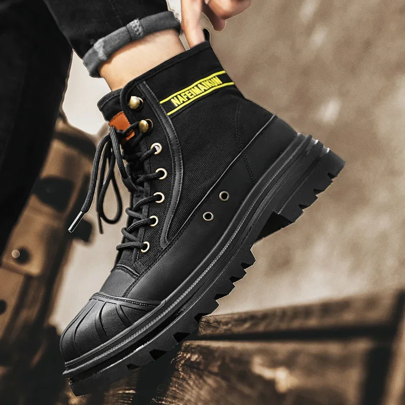 Men's boots with reinforced toe cap and robust canvas upper material