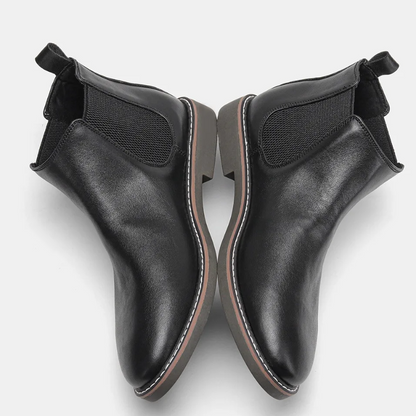 Classic Chelsea boots for men in leather with elasticated insert