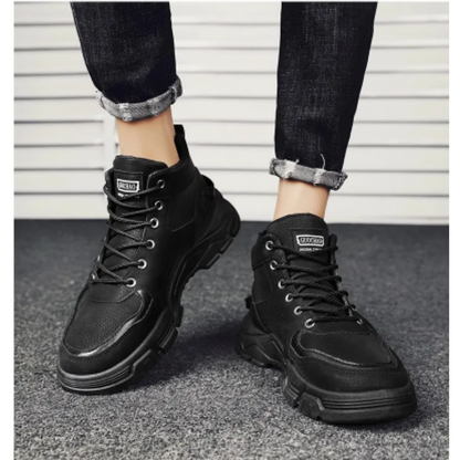 Men's boots with padded collar and hard-wearing sole