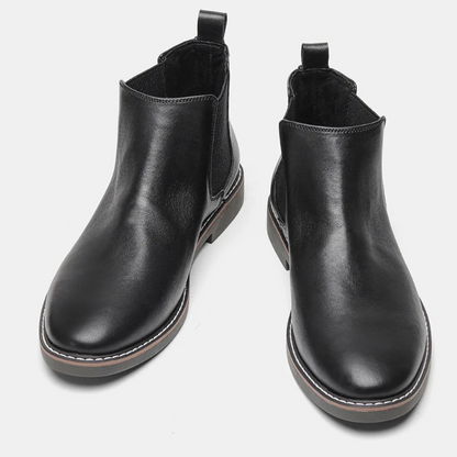 Classic Chelsea boots for men in leather with elasticated insert