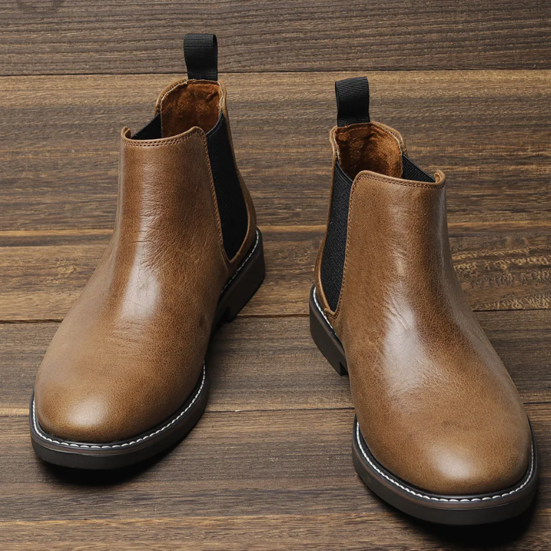 Classic Chelsea boots for men in leather with elasticated insert