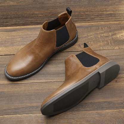 Classic Chelsea boots for men in leather with elasticated insert