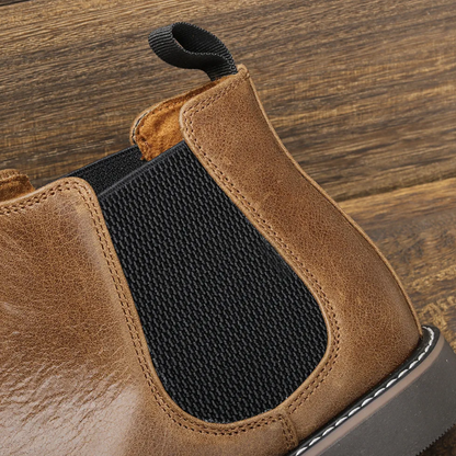 Classic Chelsea boots for men in leather with elasticated insert