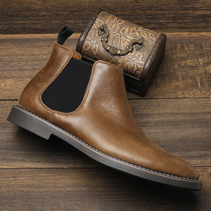 Classic Chelsea boots for men in leather with elasticated insert