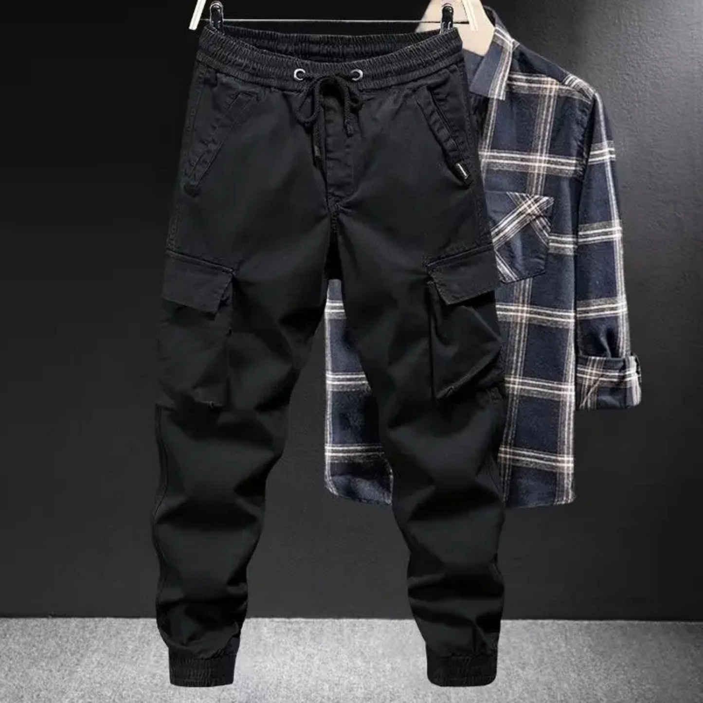 Solid colour loose fit cargo trousers men