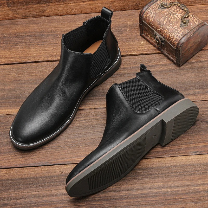 Classic Chelsea boots for men in leather with elasticated insert