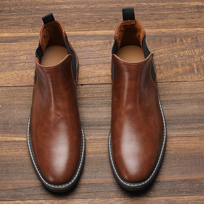 Classic men's Chelsea boots in leather with elasticated inserts