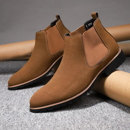 Robust Chelsea boots for men with treaded sole and elasticated insert