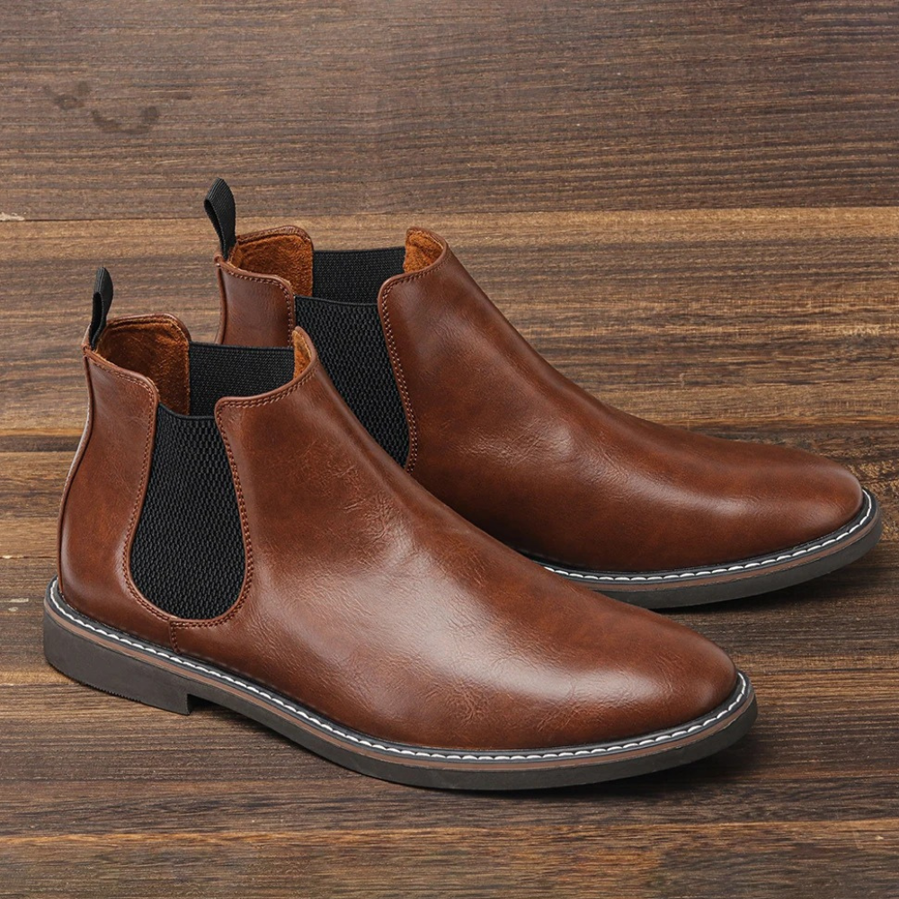 Classic men's Chelsea boots in leather with elasticated inserts