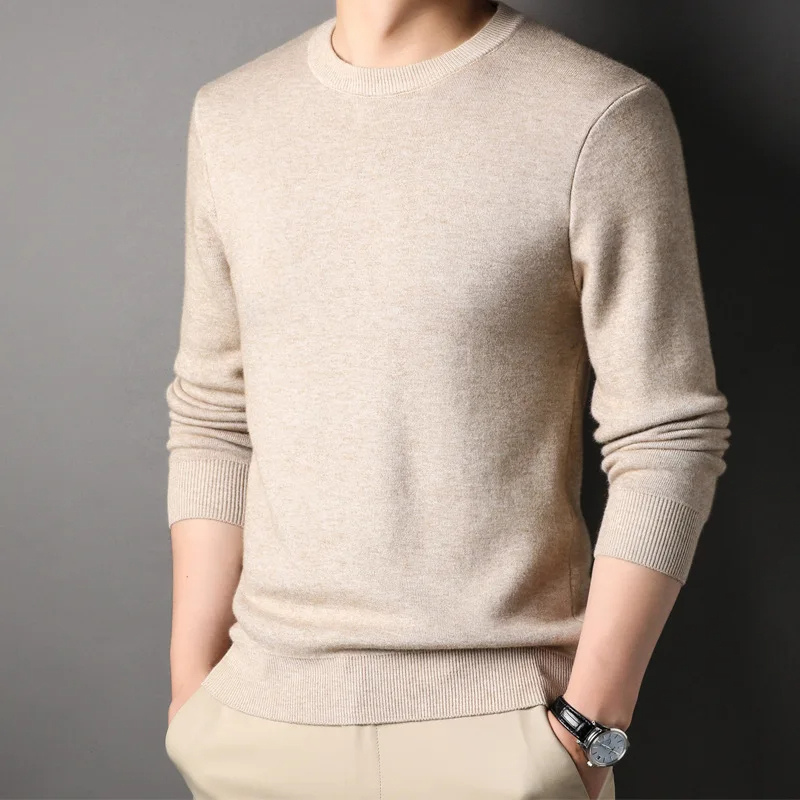 Classic round neck men's sweater with soft fabric for comfort