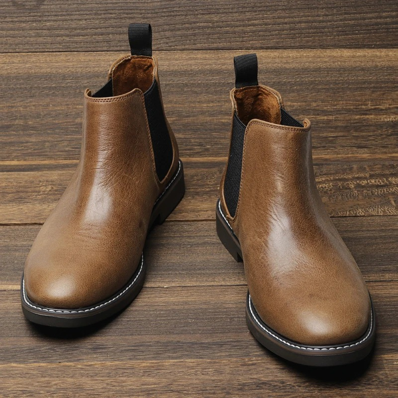 Classic Chelsea boots for men in leather with elasticated insert