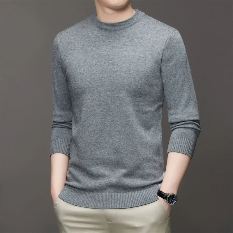 Simple Round Neck Men's Sweater with an Elegant Fit