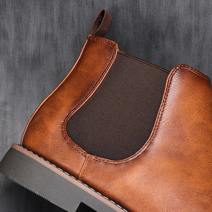 Classic Chelsea boots for men in leather with elasticated insert