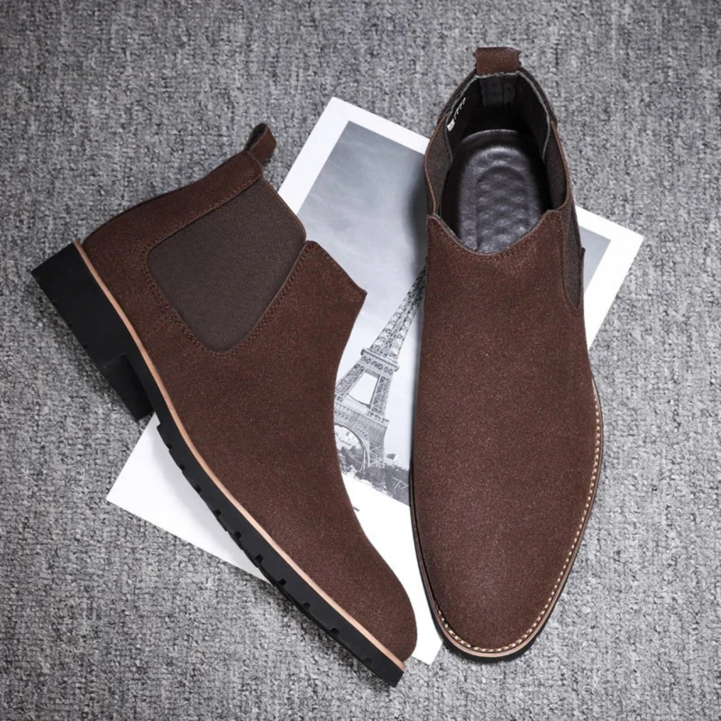 Robust Chelsea boots for men with treaded sole and elasticated insert