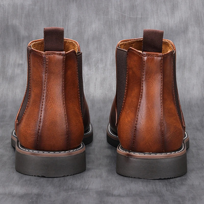 Classic Chelsea boots for men in leather with elasticated insert