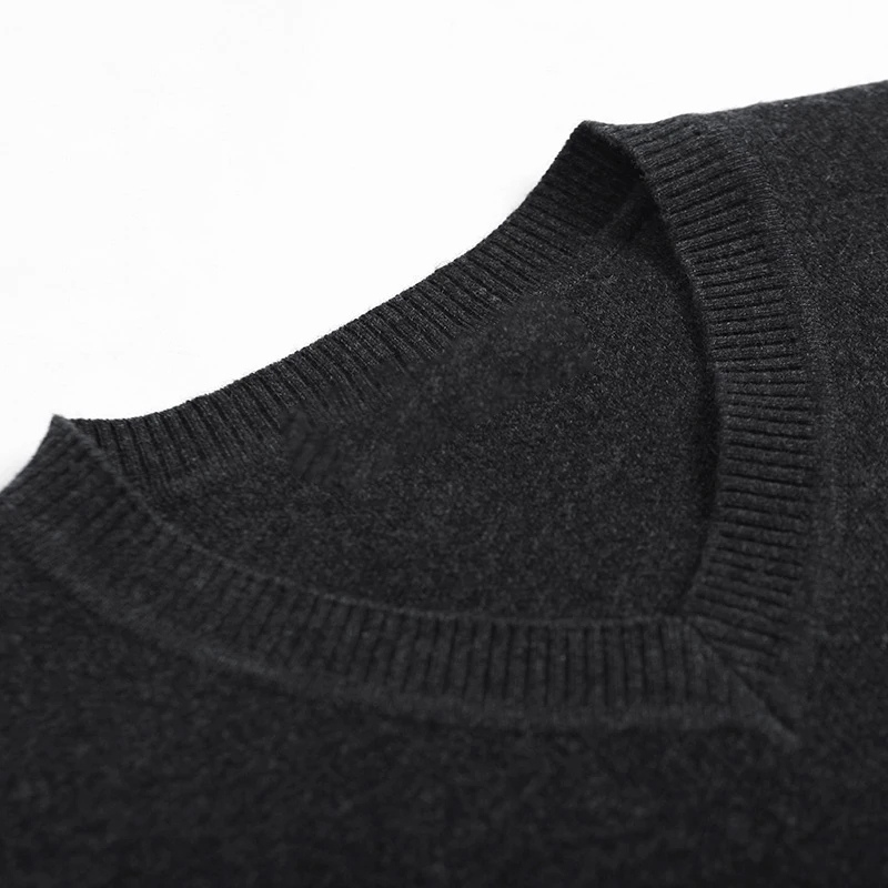 Elegant V-neck men's sweater for style-conscious men