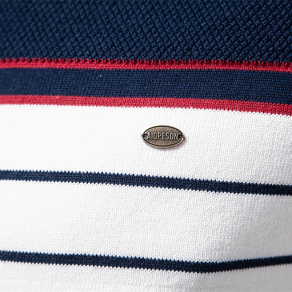 Striped round neck men's trui in nautical style