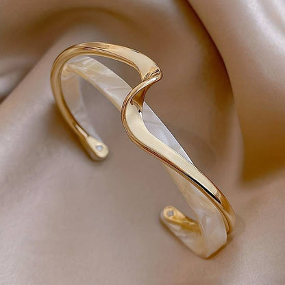 Wave-shaped two-coloured bangle