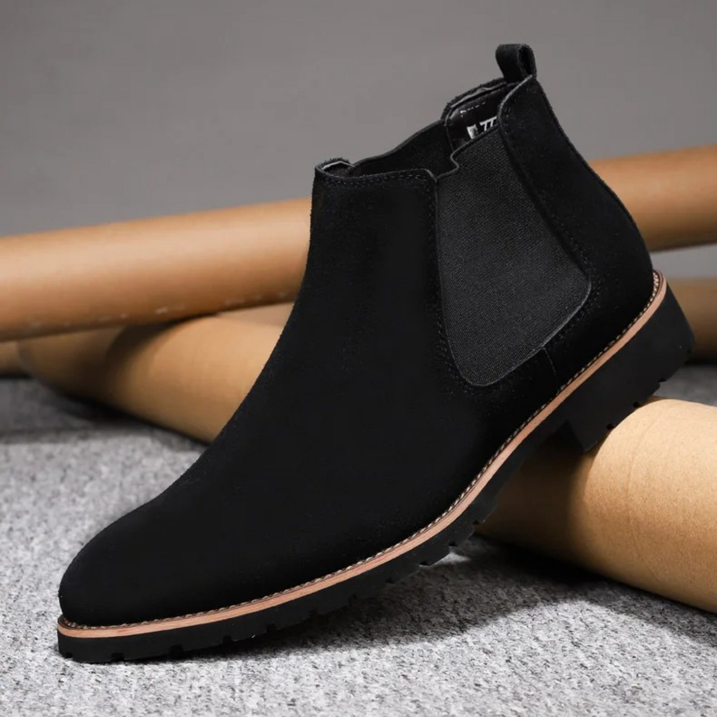 Robust Chelsea boots for men with treaded sole and elasticated insert