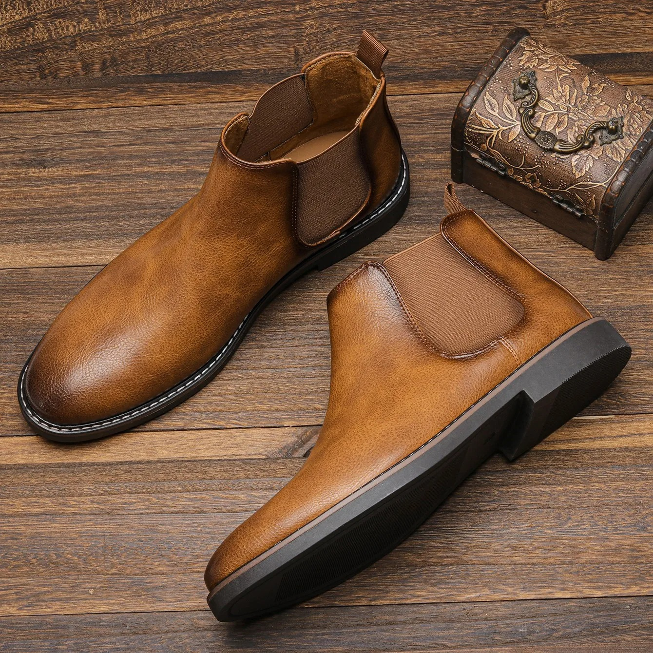 Elegant Chelsea boots for men with comfortable insole