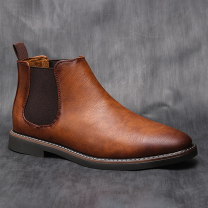 Classic Chelsea boots for men in leather with elasticated insert