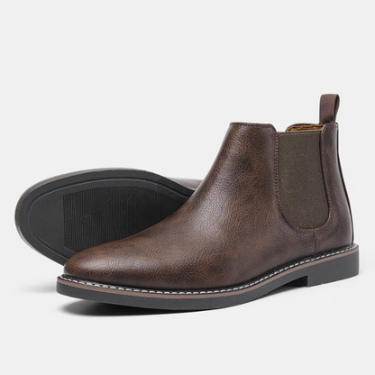 Classic Chelsea boots for men in leather with elasticated insert