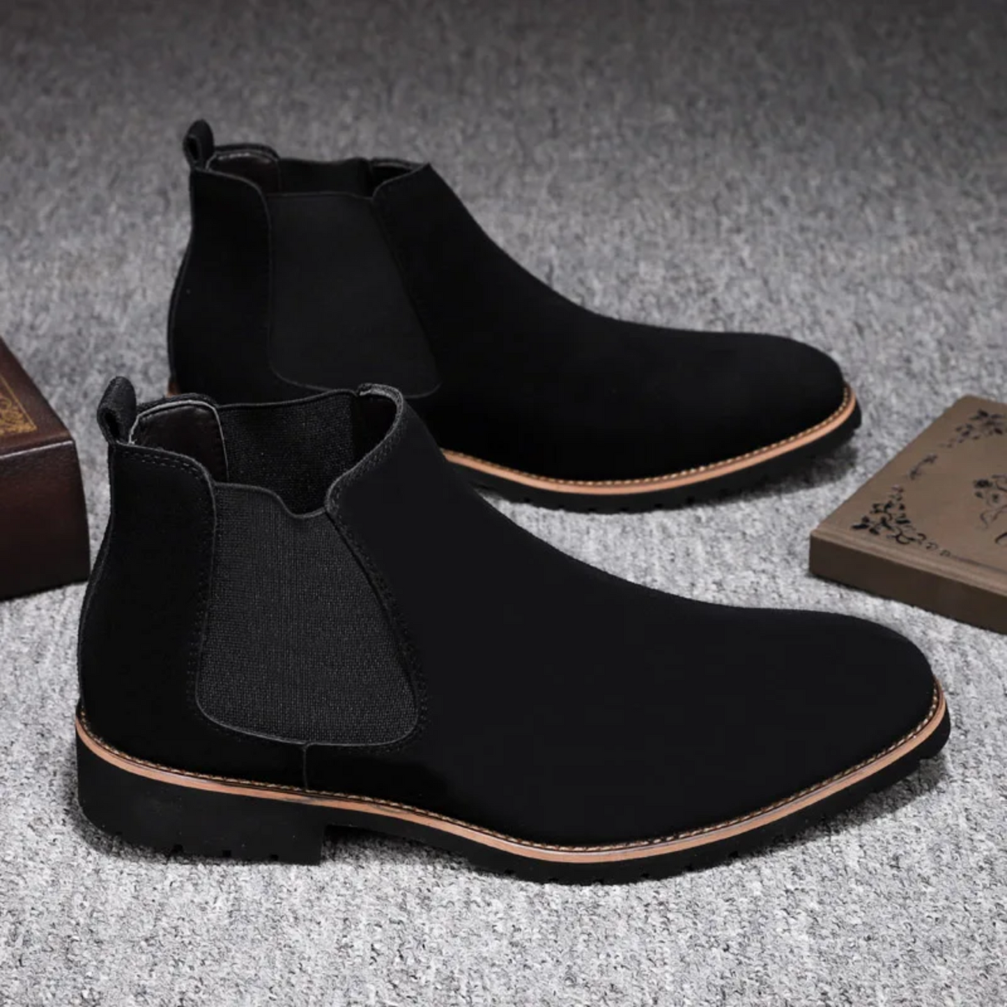 Robust Chelsea boots for men with treaded sole and elasticated insert