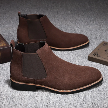 Robust Chelsea boots for men with treaded sole and elasticated insert